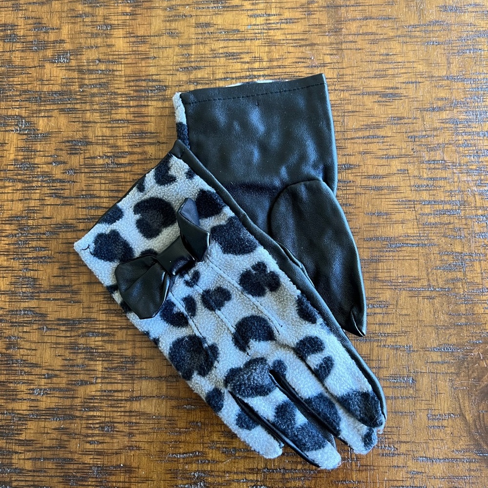⚡️MOVING SALE ⚡️Target leopard print gloves ⚡️MOVING SALE ⚡️